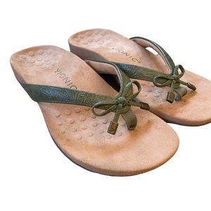 Vionic Bella green floral embossed flip flop. Size 7. NWOT.